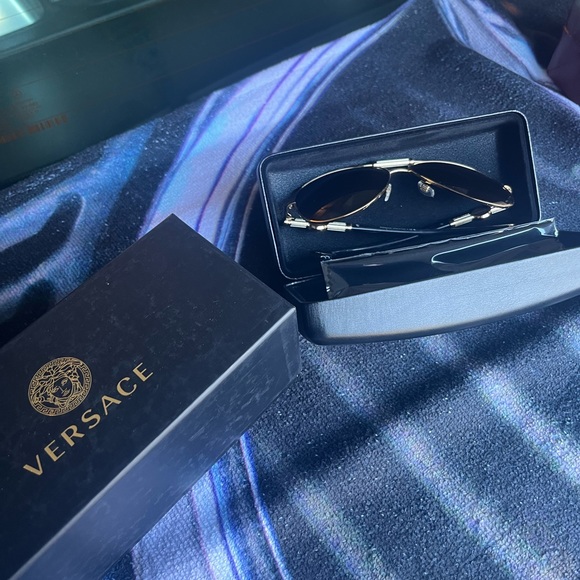 Versace brand new sunglasses 53 MM! Beautifully crafted in Italian fashion - Picture 3 of 13